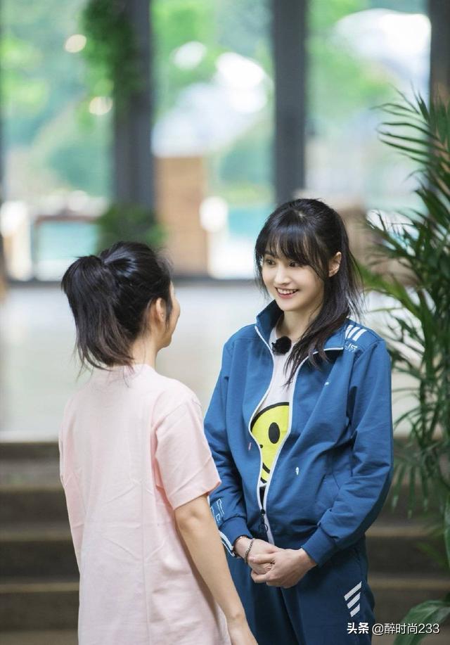 郑爽《奇妙小森林》造型，一身蓝色复古校服+高