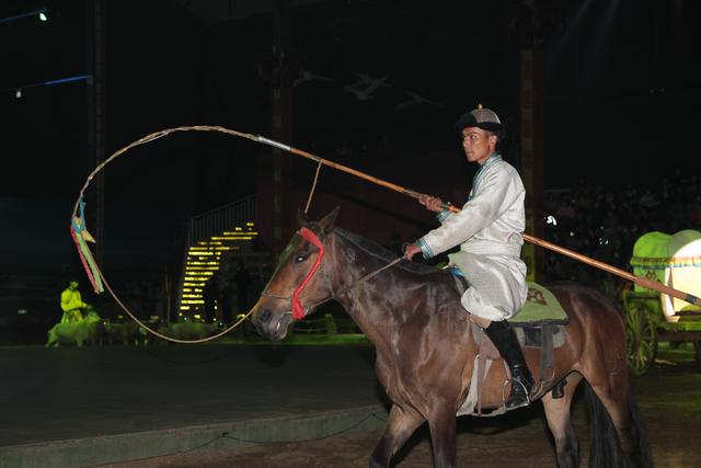 《相会敖包》在辉腾锡勒黄花沟草原旅游区窝阔台大剧院震撼首演