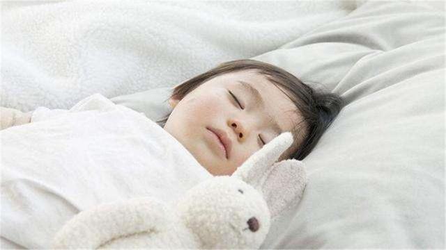 宝宝多大能用“枕头”？儿科专家：过早过晚对孩子都不好