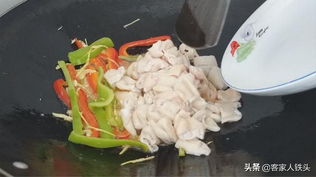 客家人炒猪大肠从不直接下锅炒，想要开胃好吃，这一步一定不能省