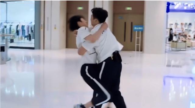 跑男下期撕名牌，郭麒麟周深battle，见到郑恺对手后，认真起来了