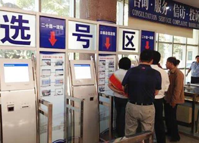 车主提新车摇号，看到这20个车牌脸色变了：我咋不去买彩票？