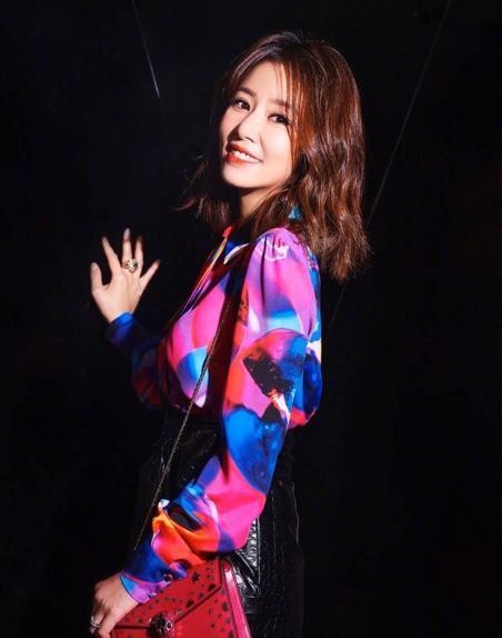 44岁赵薇素颜见好友太真实！笑容美回小燕子，比