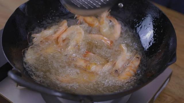 连虾壳都不想放过油爆虾，今天就教你做好它的小秘诀