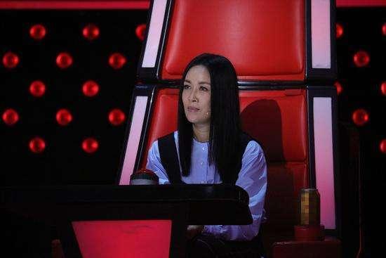 踹路人，得罪同行，那英为何如此我行我素？看她背后的那辛就懂了