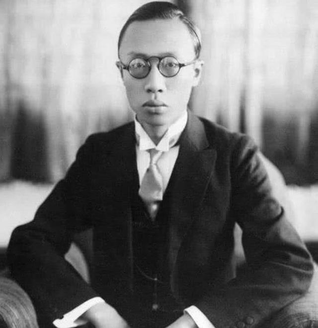 他是溥仪的老师，也是书法大师，“新华门”三