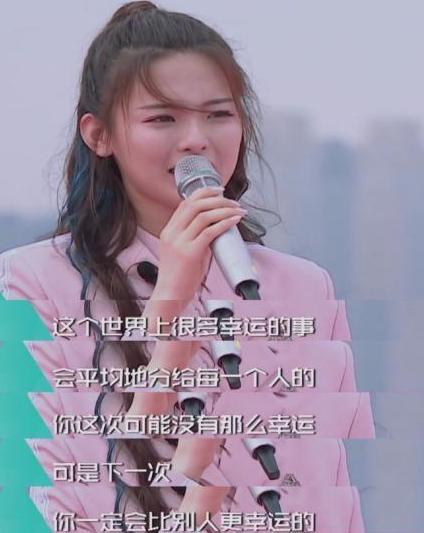 “火箭少女”解散，杨超越一哭爆红全国，母校