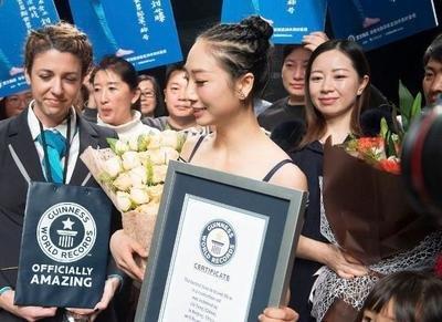 中国第一柔术美女，轻松摆出超越极限的姿态，拿到吉尼斯世界纪录