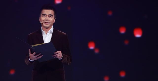 他与蔡国庆是同学，四任老婆都是美女，演技好到上街被人骂