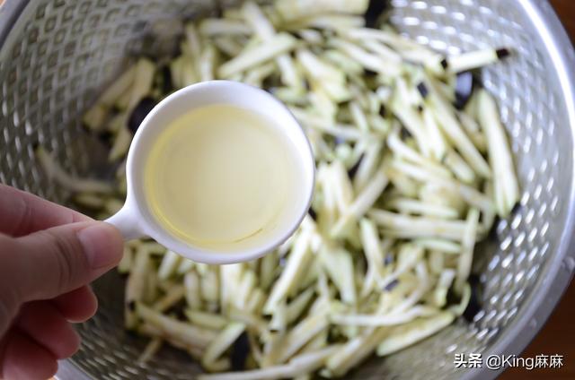 1个茄子，1小碗面粉，上锅一蒸，当饭又当菜，和