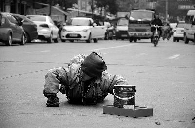 寡妇捡个傻子当丈夫，3年后家里来一人，寡妇从