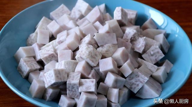 不需要油炸，教你芋头的新做法，配上猪肉馅，吃起来那叫一个香