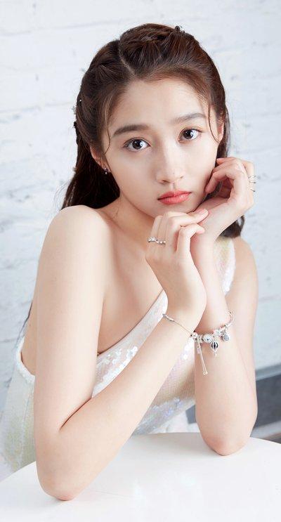 关晓彤现身薇娅直播间，放飞自我变吃货主播，终于没人管我了