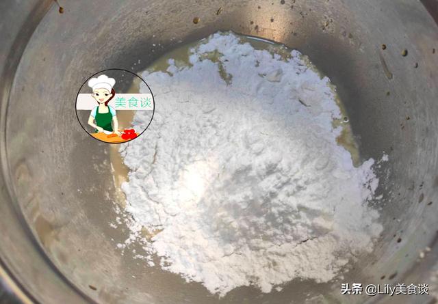 入伏后，家人最爱吃这道蒸糕，香甜软糯，每天吃一小块，能量满满