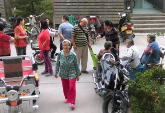 男子家中传出阵阵惨叫,邻居跑进对方家里被吓懵