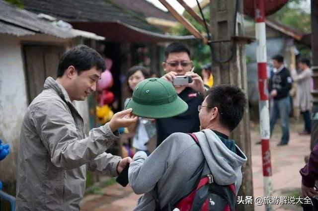 越南美女在中越边境摆摊，贩卖的商品，却让中