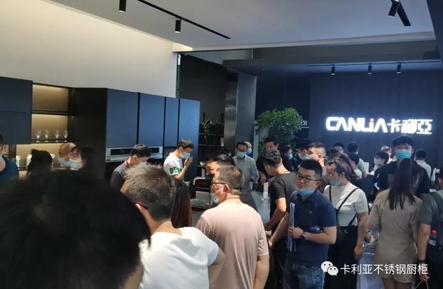 火爆！广州建博会第三天，和记AG平台娱乐官网
不锈钢橱柜展厅再现“人海”
