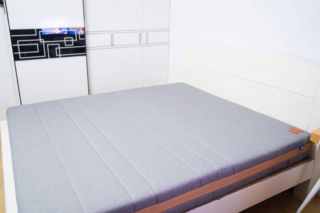 你与亿万富翁的差距，只差一个床垫—8H小金床垫开箱及体验
