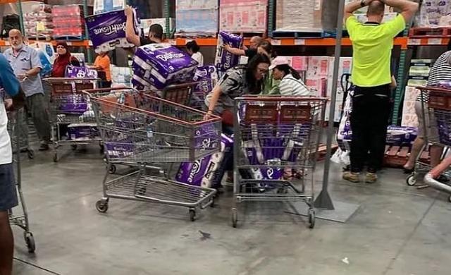 新冠病毒肆虐全球 印度惊现泡牛屎疗法 网友惊叹