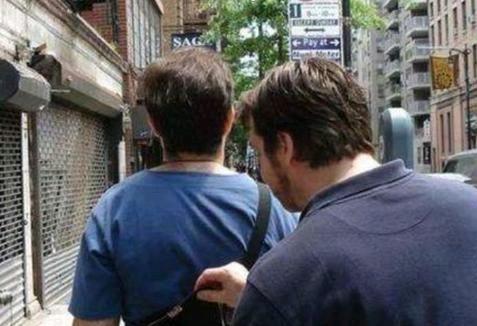 在日本旅游，遇见本地人对你弯食指，导游：那