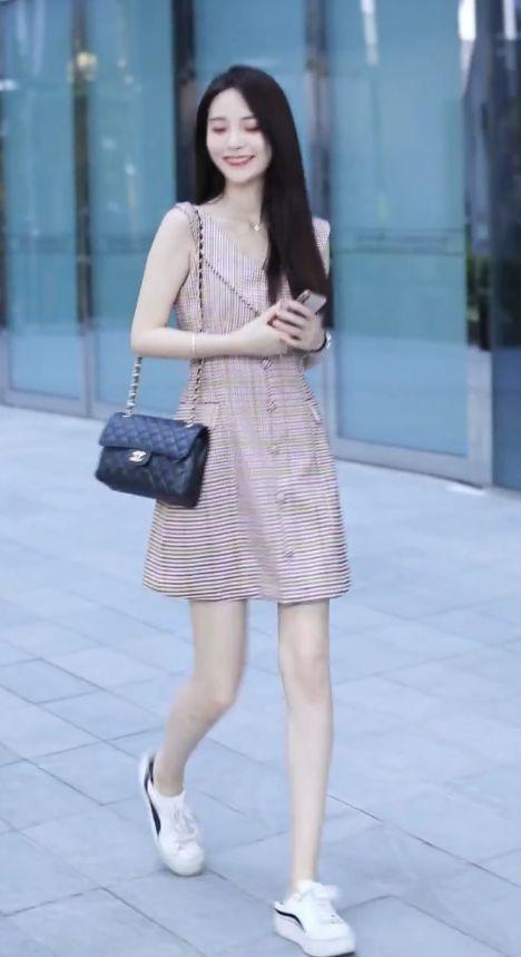 格子裙美女回眸一笑，太美了