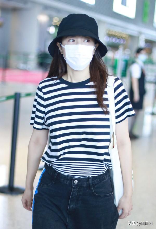 44岁曾黎真时髦，走机场穿大一码的阔腿裤，松松