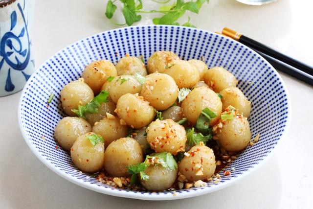 夏天土豆別燉了，簡單拌一拌，Q彈好吃，比涼皮還過癮，太開胃了