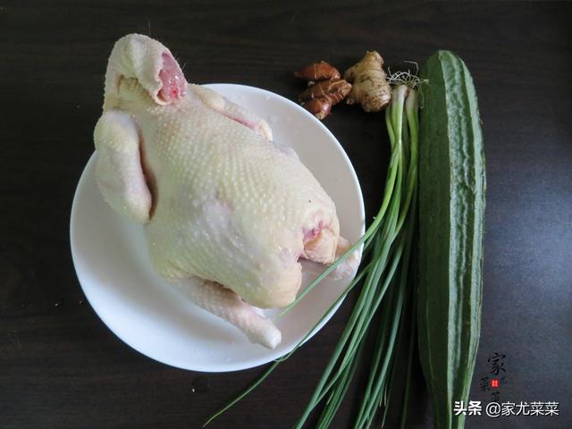 广东白切鸡：教你最正宗的白切鸡做法，只需几个技巧，皮脆肉滑