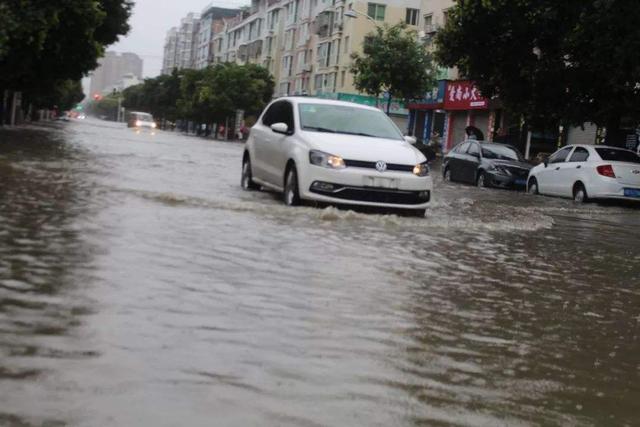 这可能是广州最倔强宝马车，车库门口被暴雨淹