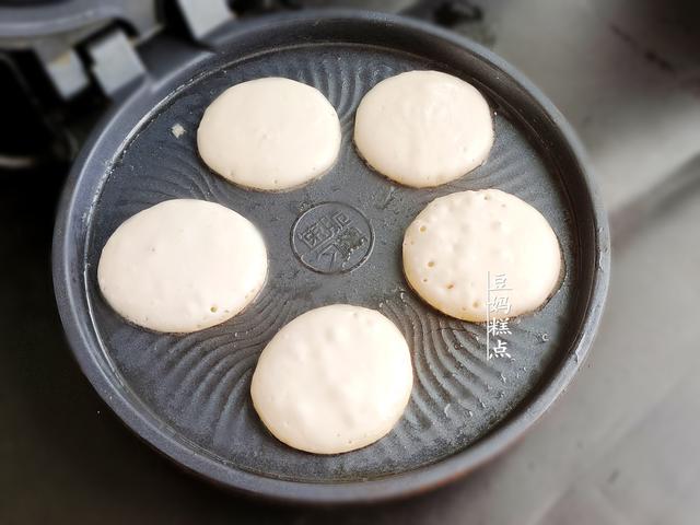 糯米早餐小饼，花2分钟，拌好面糊即成，软糯味美，冷了更香