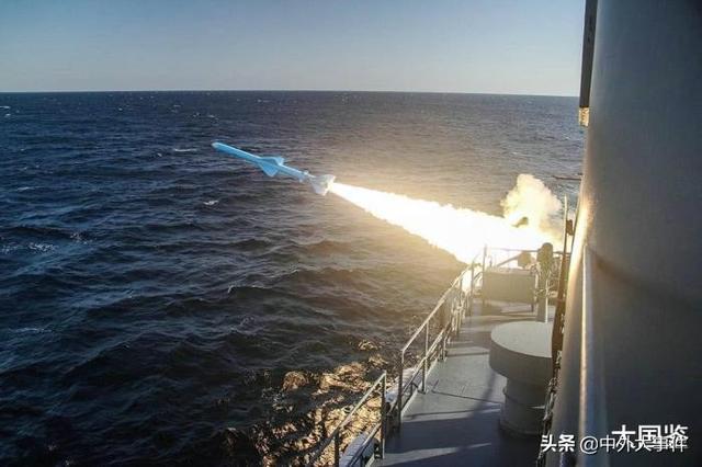 大批美舰浩荡穿越海峡，军方下令对美反击，导弹对准400个目标