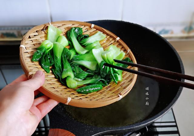 煲仔饭在家做用料实在方法简单，饭香锅巴酥脆，菜肉搭配营养均衡