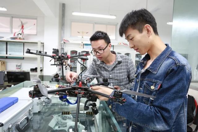 五百强合作单位多，还是全川唯一一所电子信息类公办高等职业院校