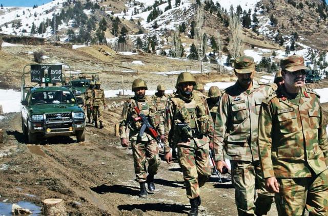 刚收下援助就翻脸，印军集结精锐向边境靠拢，