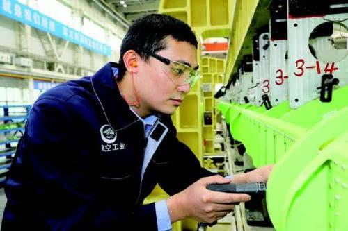 航空工业西飞机翼装配厂铆装钳工胡永权：在工作中挑战自我
