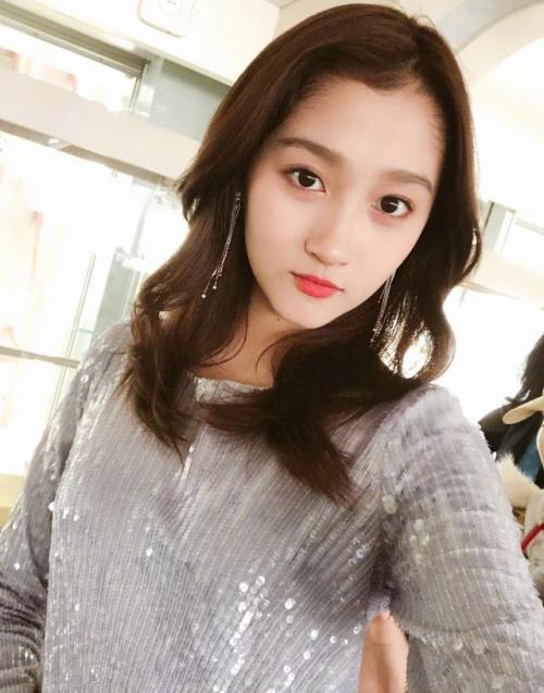 大家吃饺子都是蘸醋，看到关晓彤就着吃的东西，网友：不愧是汉子