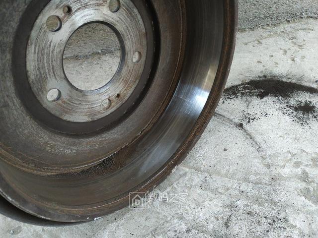 面包车后鼓刹多少公里更换？拆跑了4年65000km的江淮M3后鼓刹看看