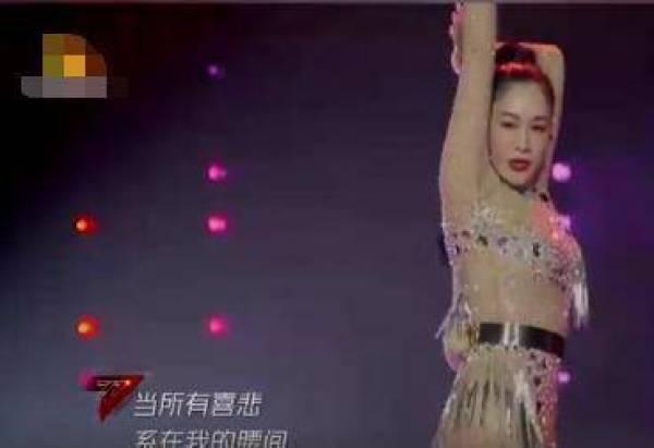 钟丽缇与年轻人合影大展风采，胸部惊人气场强