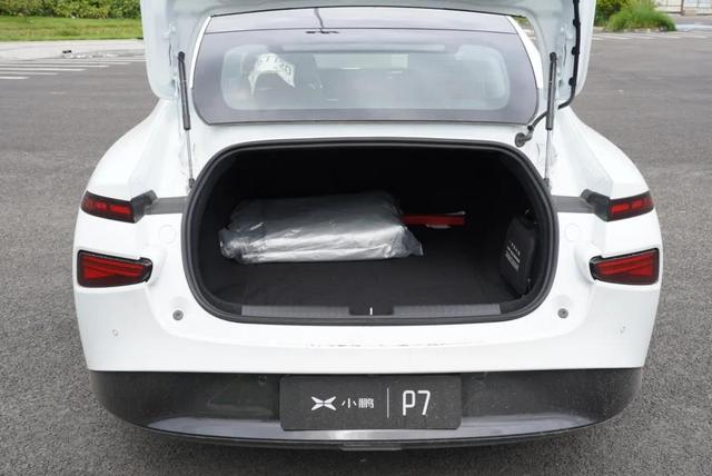 特斯拉慘遭小鵬P7降維打擊，22.99萬起要什么自行車