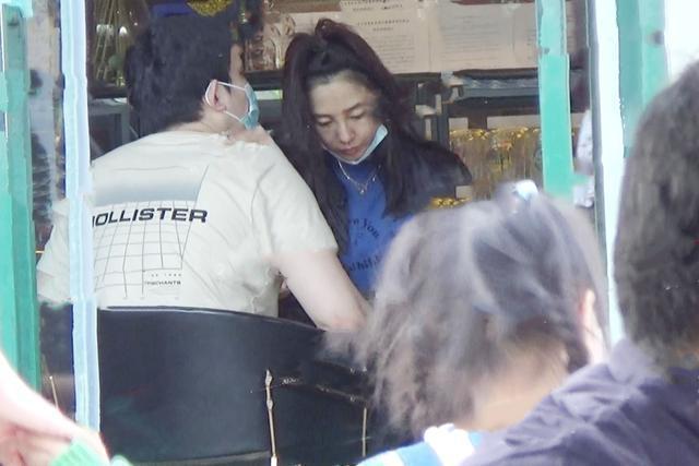 白百何近照曝光被指不修边幅，衣着邋遢似素人