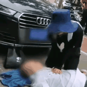 眼镜都甩掉了，但真的很帅