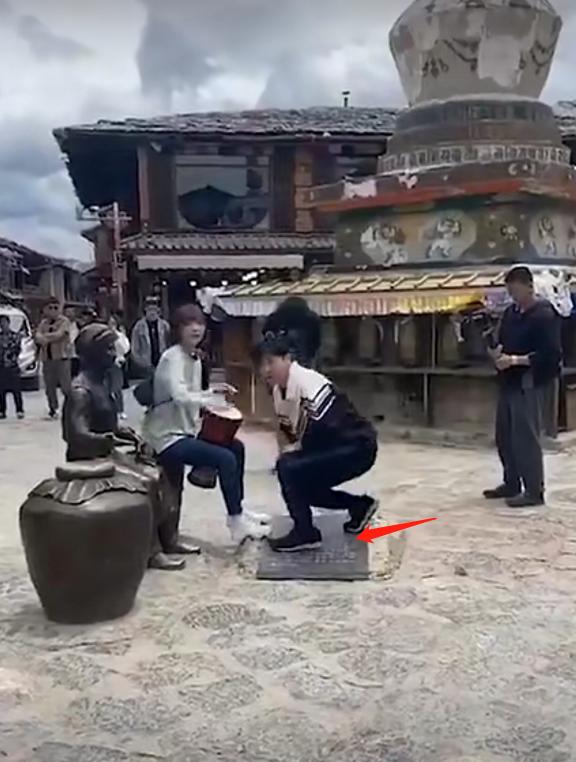 郭京飞王珞丹坐景区雕塑踩石碑，网友吐槽：不文明素质低