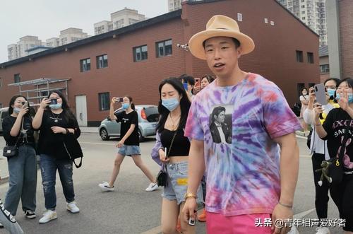 没文化吃大亏！德云社烧饼晒妻子的包，衣服上的英文让他出了丑