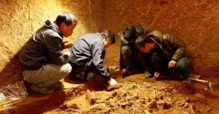 南京挖出父女合葬墓，女儿墓棺有“烈药”，考古家：其父不是人