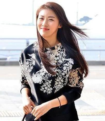 她是《色即是空》的女主角，如今年过40，依旧韵味不减