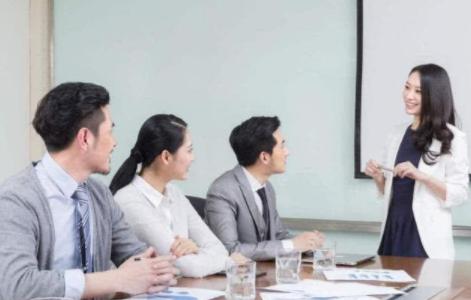 新员工4次忘记打卡，主管扣800元工资，隔天老板：跟我来办公室