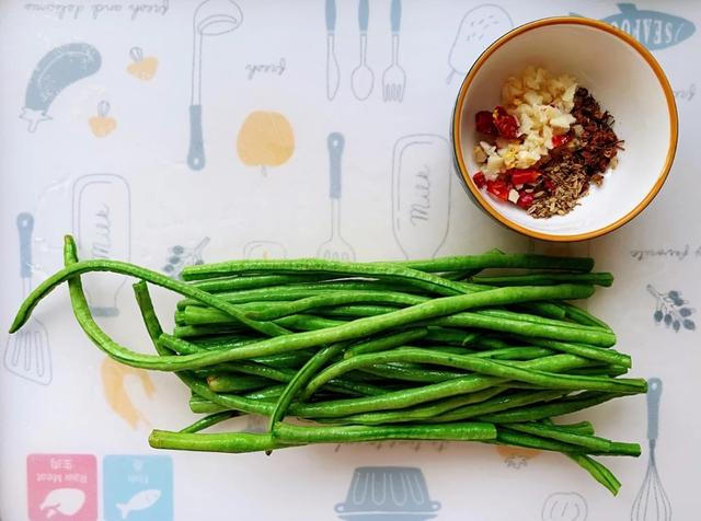 夏日里没胃口怎么办，开胃凉拌豇豆来一份，清凉低脂让你清爽一夏