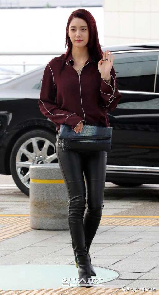 难怪韩国女明星都是皮裤控？穿上后，好身材想藏都藏不住