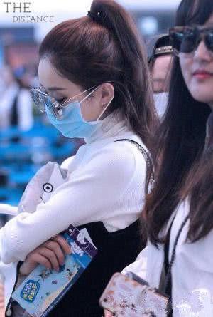 明星睡姿被偷拍，杨洋侧颜养眼，baby毁形象，热巴真的吓到我了！