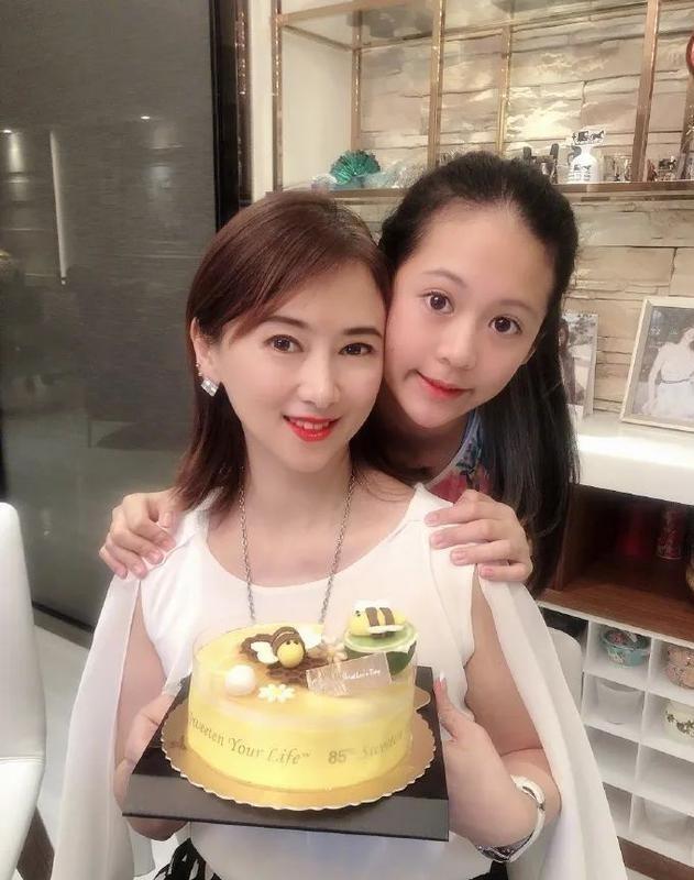 51岁翁虹冻龄形象幻灭，惊现麒麟臂大象腿，肚腩神似游泳圈